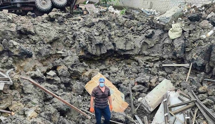 У Миколаєві на місці удару утворилася гігантська вирва: фото наслідків