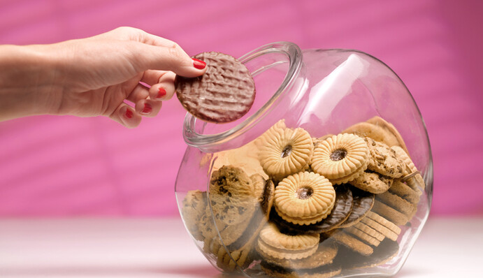 Диетолог назвала 11 неочевидных причин переедания, которые часто не замечают