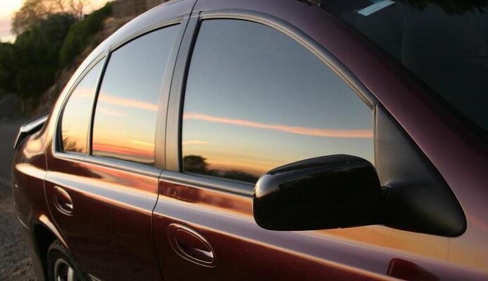 Можуть навіть позбавити прав: водіям розповіли, як можна уникнути покарання за тонування авто