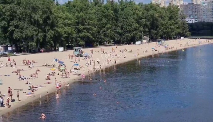 Незважаючи на війну: у Києві люди рятуються від 30-градусної спеки на пляжах, відео