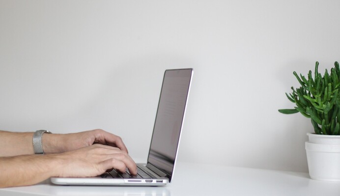 До 100 тысяч гривен в месяц: какую зарплату и работу предлагают украинцам за границей