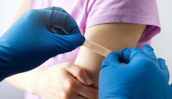 Высокие риски смерти: врач объяснила, зачем взрослым повторно вакцинироваться от столбняка и дифтерии