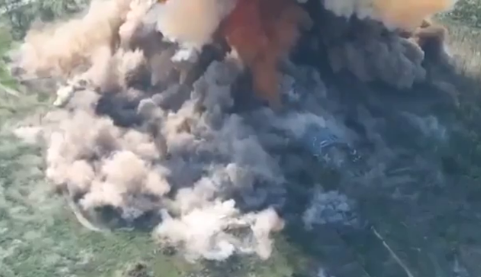 Рвануло знатно: появилось видео мощного взрыва склада оккупантов под Харьковом