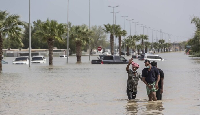 Такого не было более 40 лет: на Эмираты обрушились страшные ливни, фото и видео