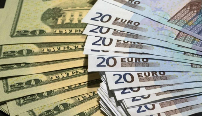 Ціна долара у Києві зашкалює: банки виставили грабіжницький курс