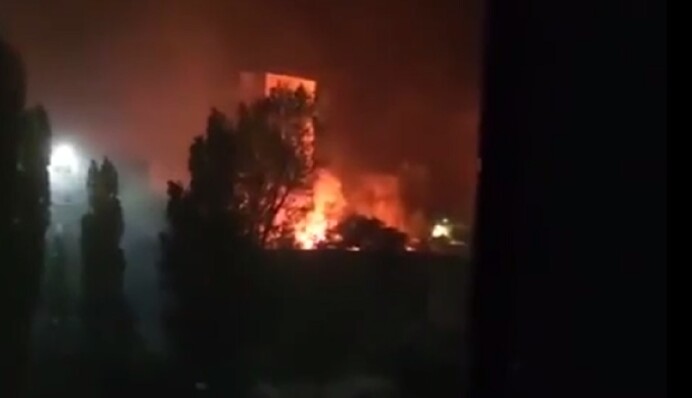 В центре оккупированного Энергодара пожар - слышна детонация боеприпасов: первые детали и видео