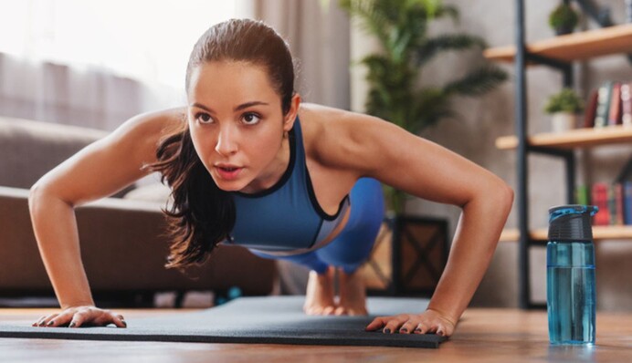 Фізичний терапевт показав просту вправу для пресу, яка замінить скручування: відео