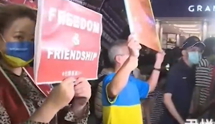 Пелосі в аеропорту Тайваню зустрічають із українською символікою: відео