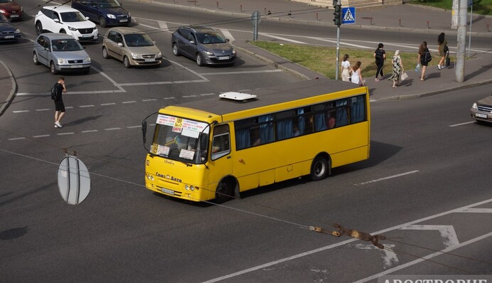 В Киеве маршрутки игнорируют запрет на перевозку пассажиров во время воздушной тревоги: видео