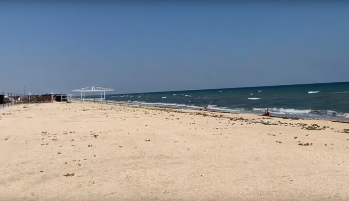 Закриті заклади та порожні пляжі: як виглядає Арабатська Стрілка в окупації, відео