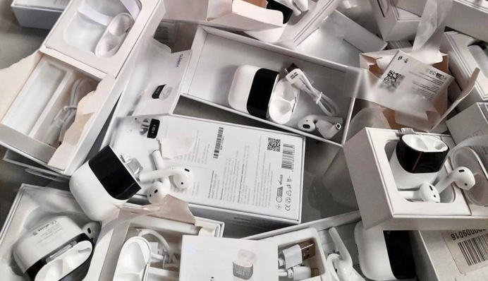 Чому не дали на фронт? У Києві митники знищили величезну партію техніки Apple