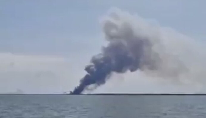 Возле Севастополя горит русский военный корабль: новые подробности