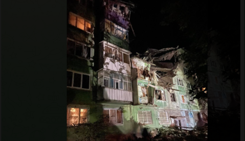 У Костянтинівці снаряд окупантів потрапив до житлового багатоповерхового будинку - під завалами люди: фото