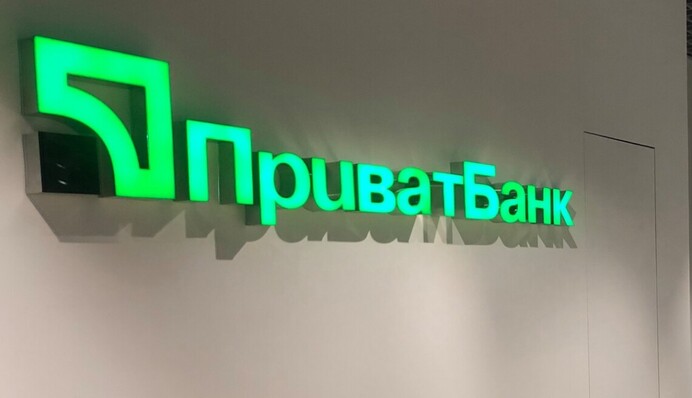 ПриватБанк блокирует валютные карточки украинцев: в чем причина