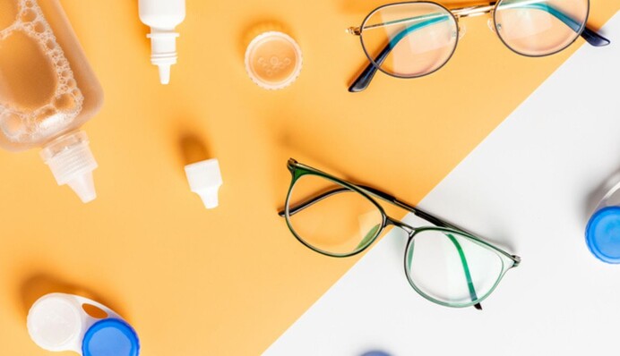 Як правильно одягати контактні лінзи: офтальмолог показала корисне відео