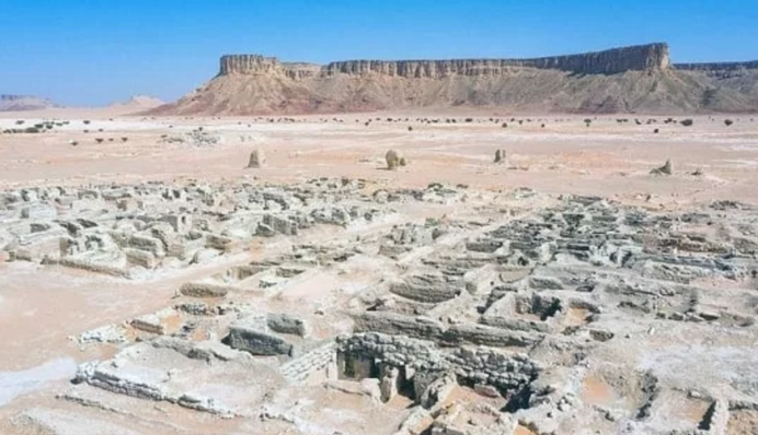 У Саудівській Аравії археологи знайшли висічений у скелі храм та давні написи: фото