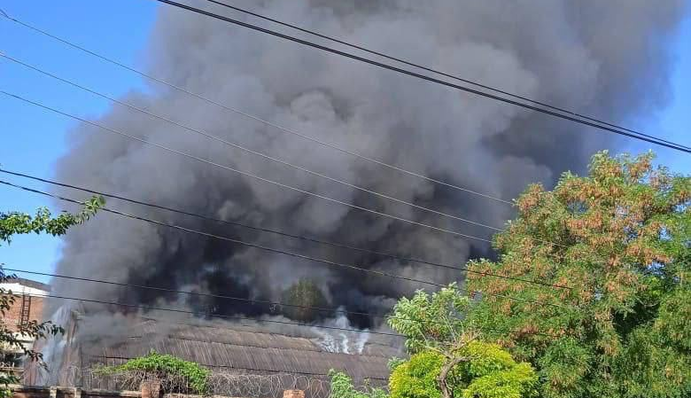 В России в 30 км от Мариуполя загорелась нефтебаза: фото и видео мощного пожара