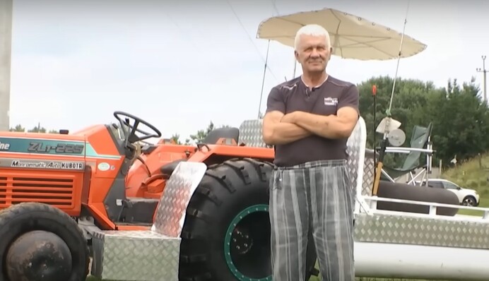 Український умілець створив плаваючий трактор для риболовлі: відео диво-винаходу