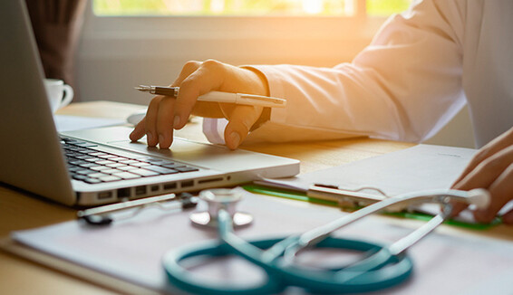 Видача лікарняного українцям за кордоном: хто та як може оформити