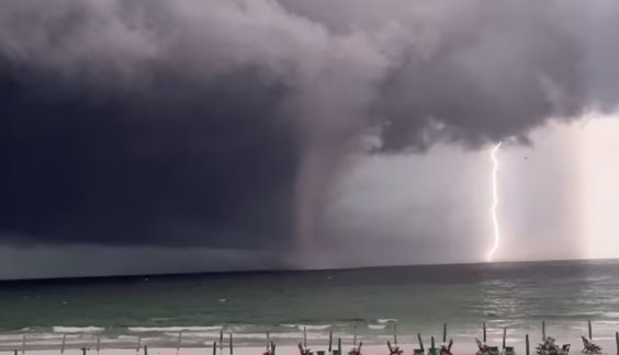 У США пронісся гігантський водяний смерч: вражаючі фото та відео