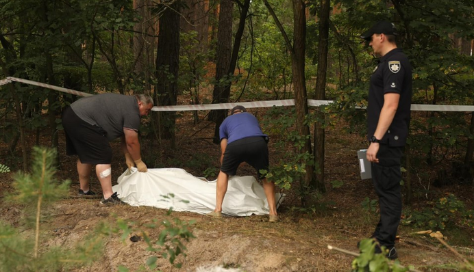Под Бучей нашли тело мирного жителя - оккупанты расстреляли его с женой и детьми: фото