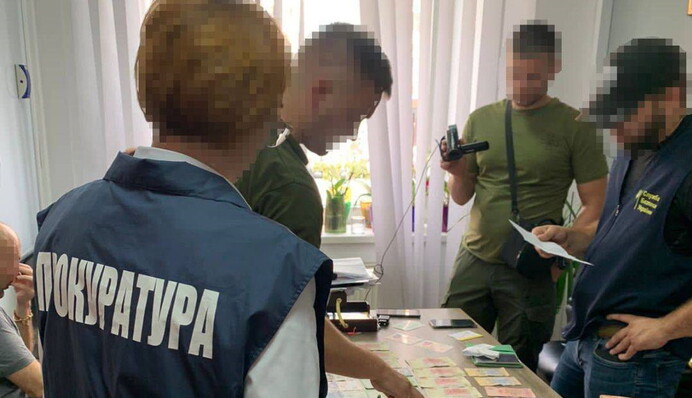 Закордон замість мобілізації: у Львові чиновниця організувала 