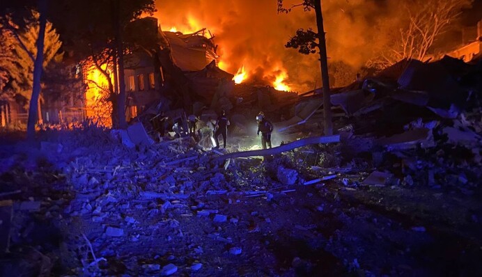 В Харькове после удара россиян разрушен жилой дом, много жертв: фото и видео