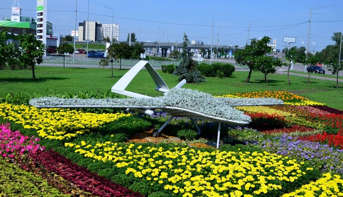 В Киеве Bayraktar ярко увековечили в цветах: опубликованы фото