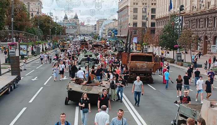 Тисячі киян прийшли подивитися на трофейну та розбиту техніку окупантів: ексклюзивні фото