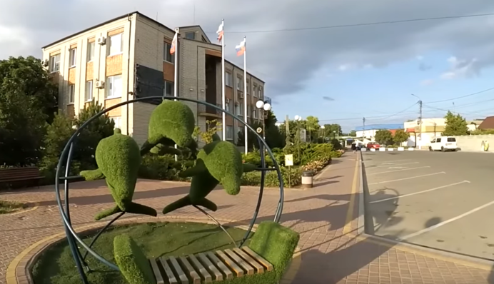 Люди хочуть заробити хоч щось: у безлюдній окупованій Кирилівці житло здають за копійки