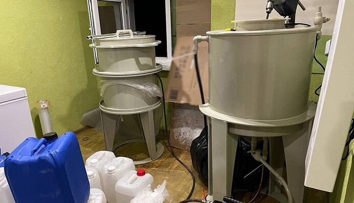 У Києві чоловіка затримали з небезпечною речовиною на 50 млн гривень: фото та відео