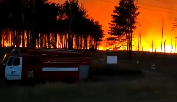 У Росії спалахнула пекельна пожежа біля українського кордону: відео