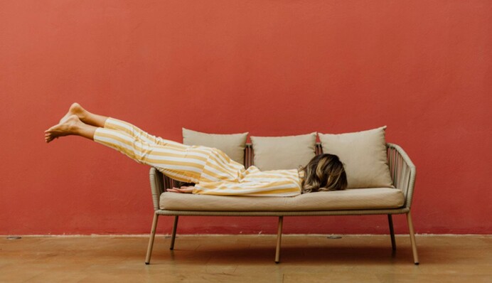 В якій позі краще спати, щоб зранку не болів поперек: лікар дав пораду