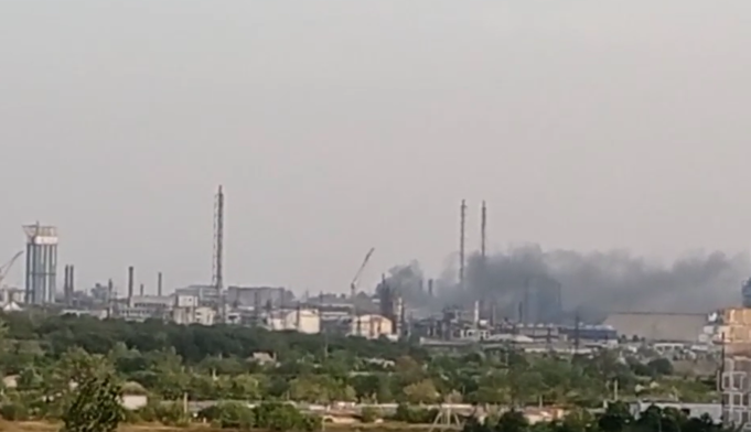 В Горловке горит крупный завод: видео и первые подробности