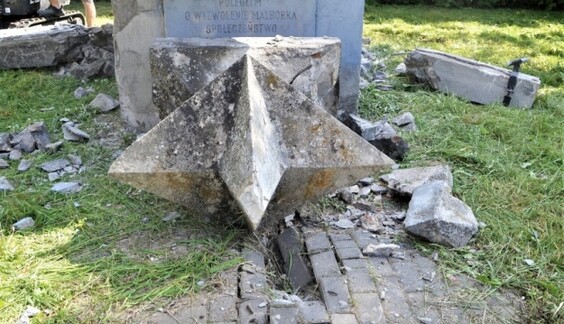 Синхронный процесс: в трех странах Восточной Европы избавляются от советского наследия