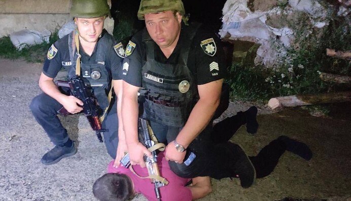 Розстріляв прапор України та погрожував гранатою: під Києвом затримали неадеквата із рушницею, фото