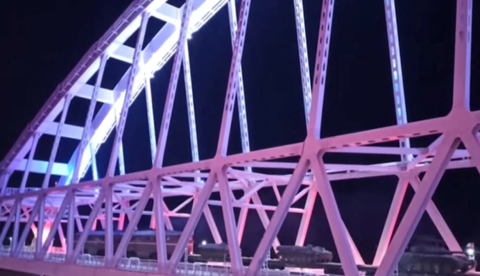 Готуються до нових ударів? Росія стягує до Криму військову техніку