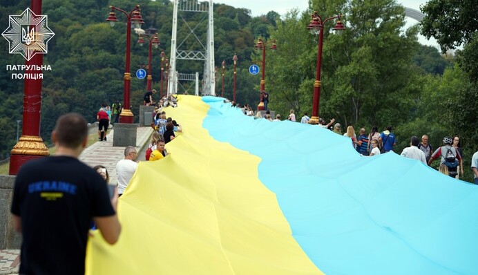 У Києві 430-метровий прапор об'єднав лівий та правий берег: фото та відео