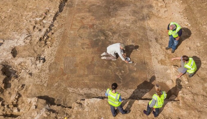 Археологи знайшли у Британії вражаючу мозаїку з головними героями Троянської війни: фото та відео