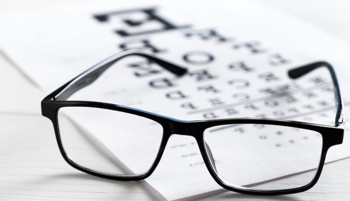 Не вбережуть ваші очі. Офтальмолог розвінчала міф про комп'ютерні окуляри