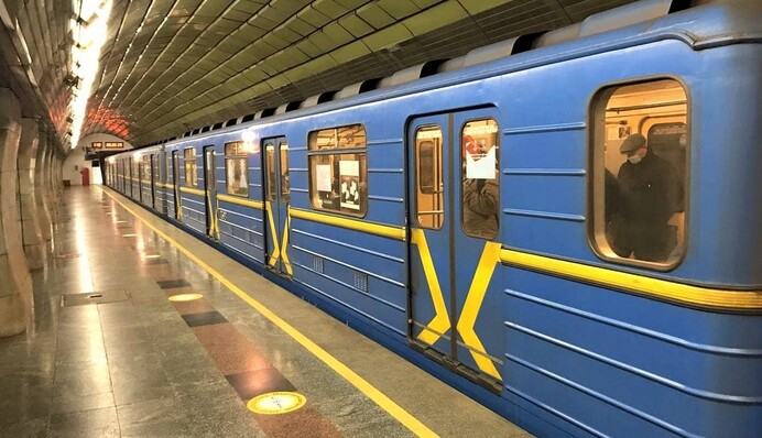 У київському метро пасажир потрапив під потяг: відео