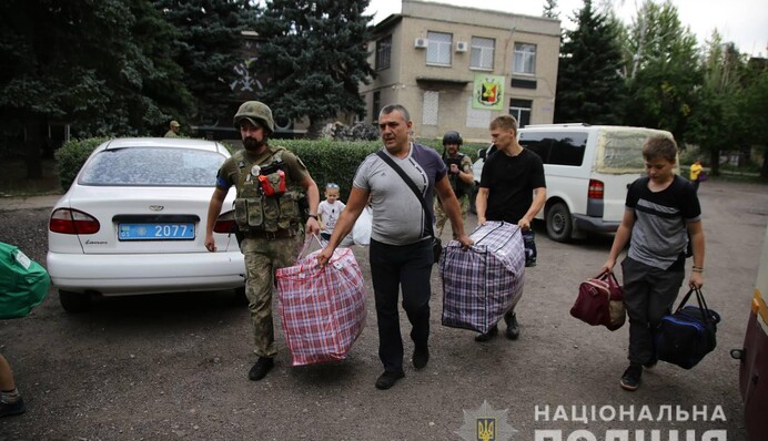 Треба вивозити дітей: історії родин, яких евакуюють зі змученої Донеччини