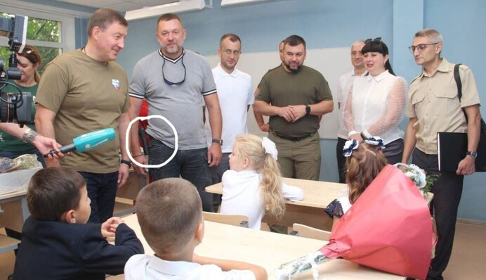 День знаний по-русски: в Мариуполе путинский депутат пришел к первоклассникам с оружием, фото