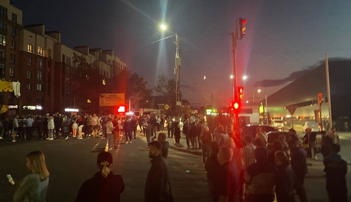 Под Киевом возмущенные люди заблокировали дорогу и обратились к власти: видео