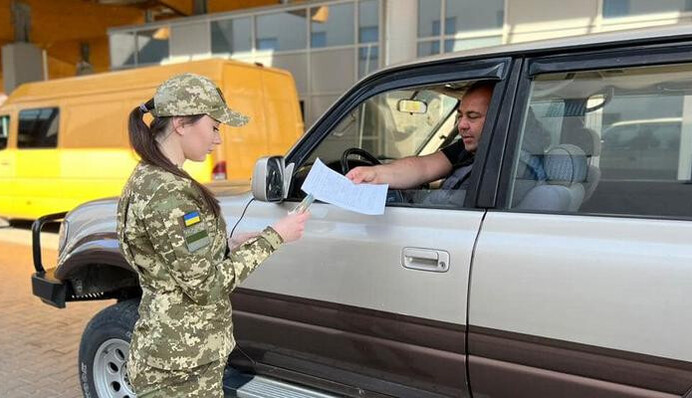 Виїзд чоловіків за кордон під заставу у 200 тис грн: Кабмін ухвалив рішення