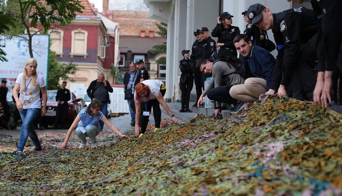 Национальный рекорд: во Львове сплели самую большую в Украине маскировочную сетку, фото