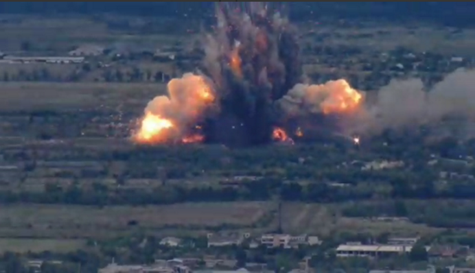 Надіслали промінчики добра: артилерія ЗСУ на Харківщині знищила величезний склад зброї окупантів