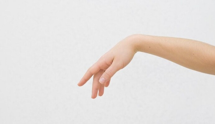 Немеют пальцы и болит рука: врач рассказала, что делать с синдромом запястного канала