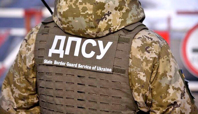 Чи можна виїхати з України з двома дітьми та вагітною дружиною: відповідь юристів