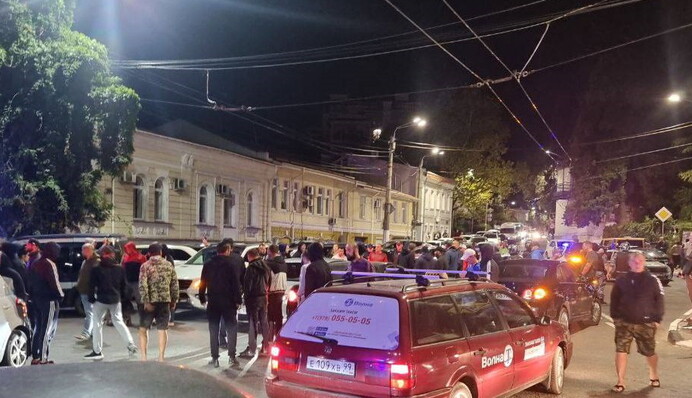 У Криму люди влаштували масовий бунт: фото, відео та всі подробиці